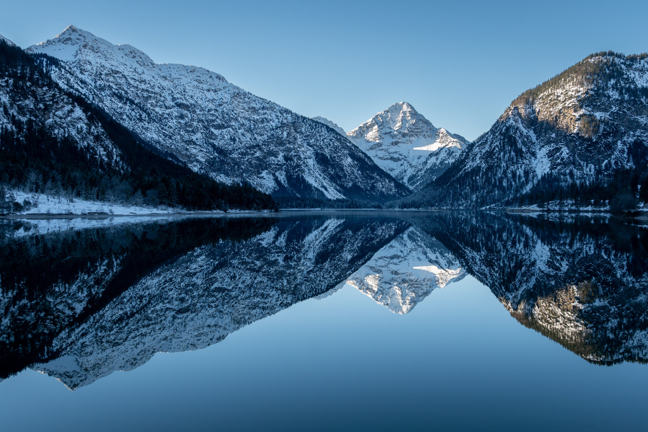 冬季自然风景壁纸 – 雪山倒影与晴朗天空 | 5984×3989 - 阿里文案馆