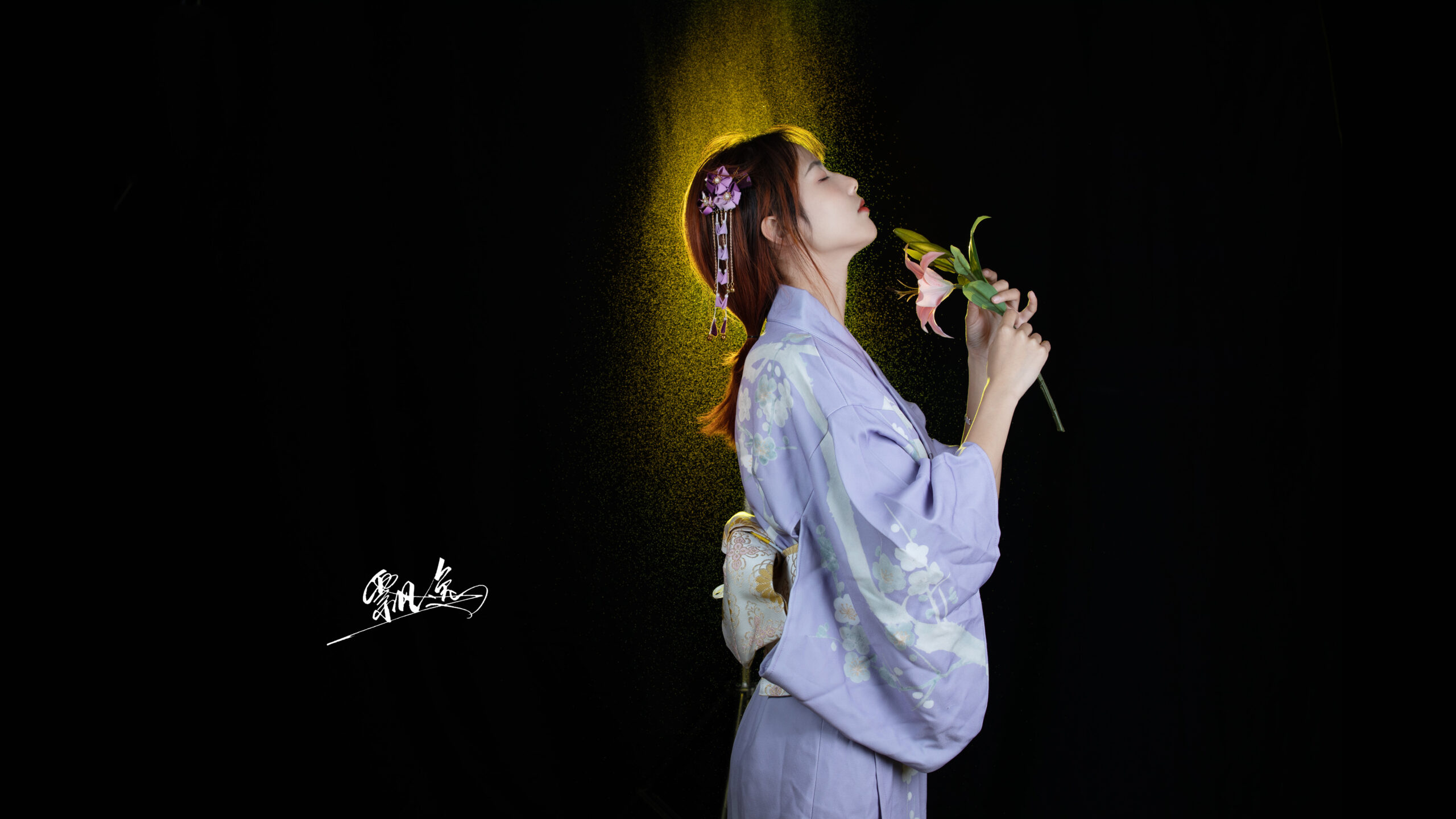 美女和服闭眼花卉4K壁纸｜唯美日式风情高清呈现 - 阿里文案馆