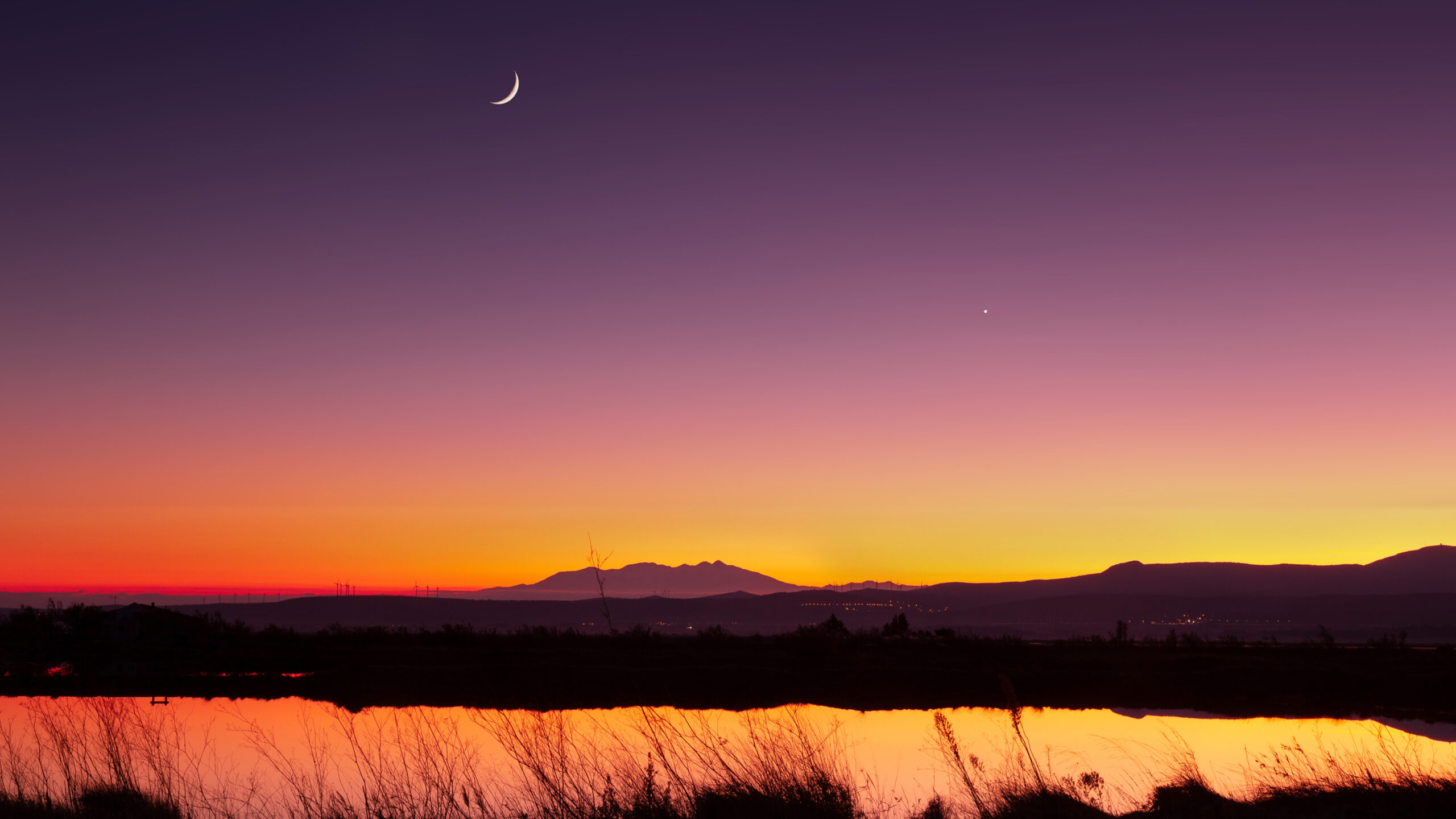 半月风景日落湖面自然4K风景壁纸｜3840×2160唯美自然景观 - 阿里文案馆