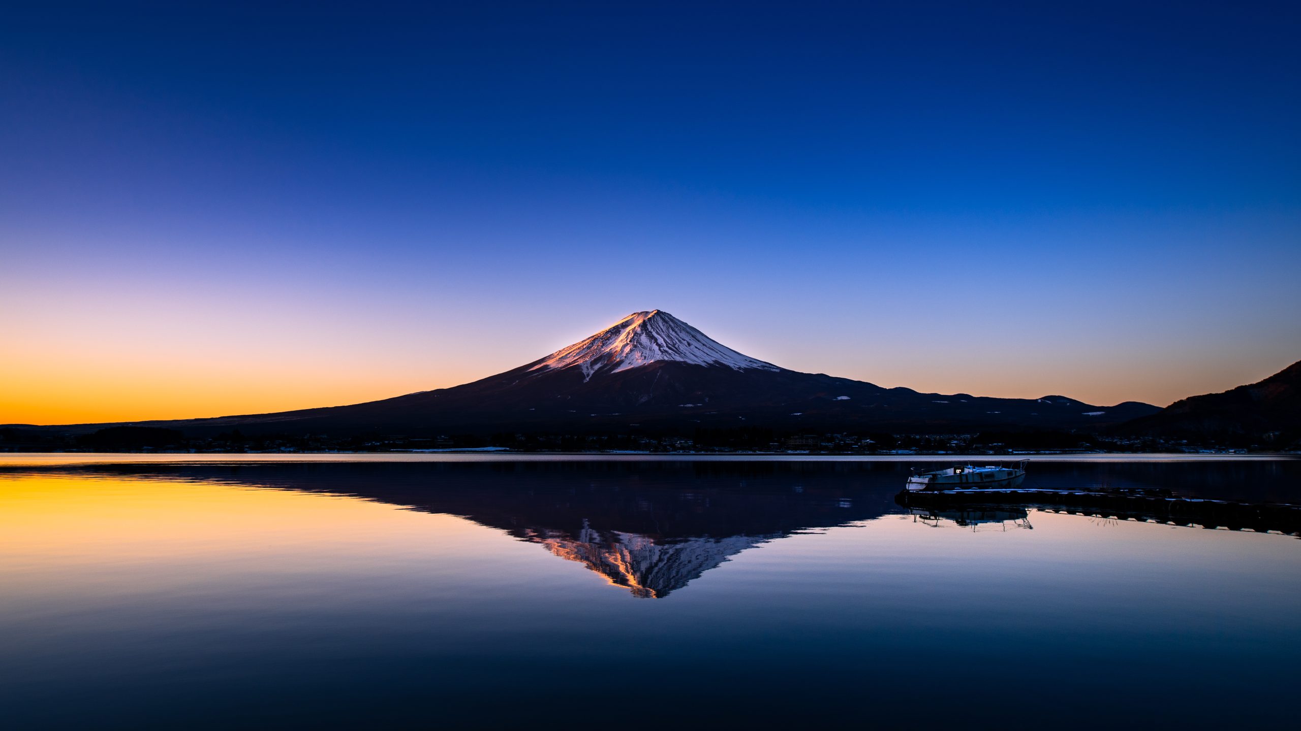 富士山黎明壁纸 | 河口湖水面倒影与雪峰景色 | 日本自然风光5120×2880超清壁纸 - 阿里文案馆