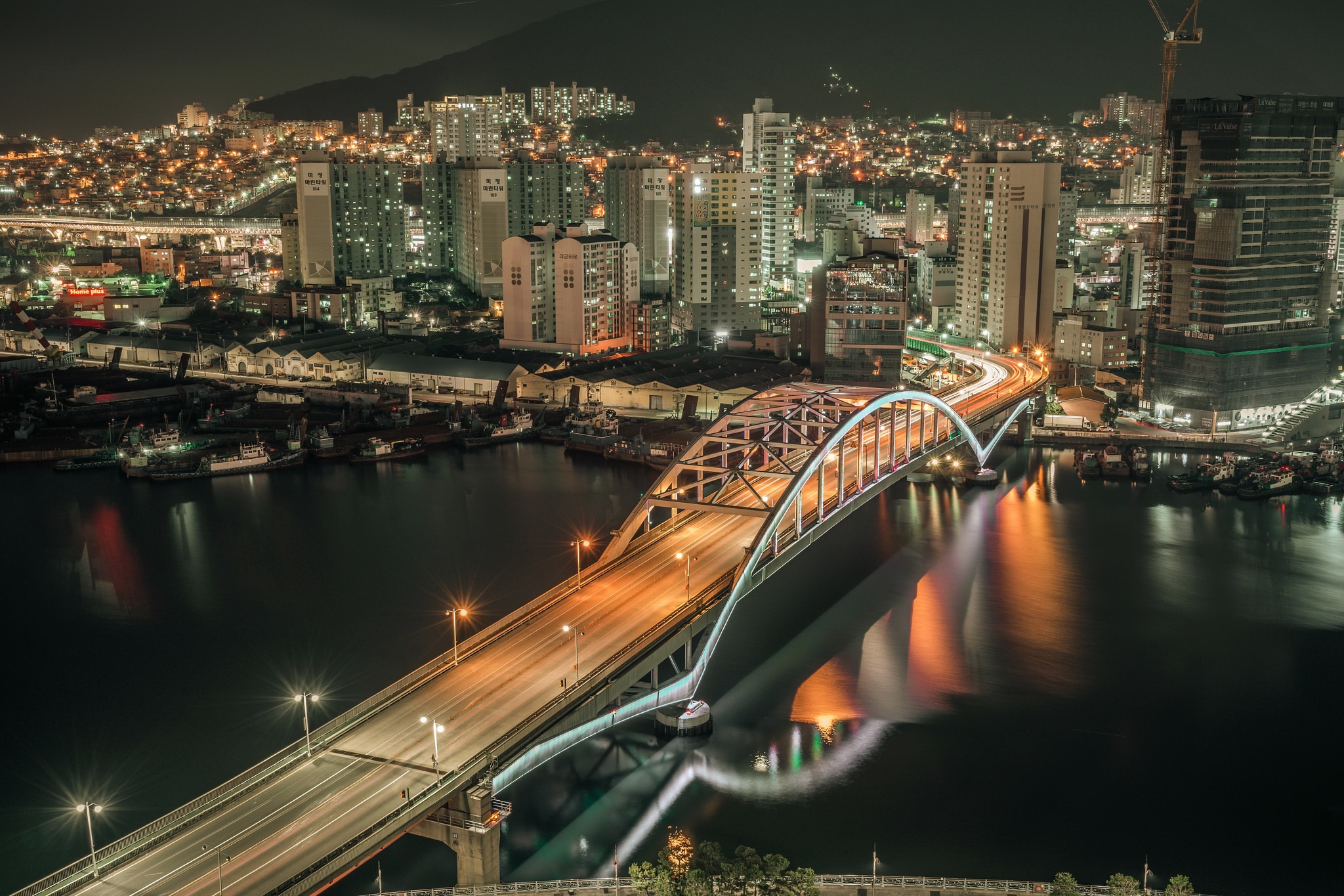 釜山夜景城市风光壁纸 – 灯光与桥梁 (2048×1365) - 阿里文案馆