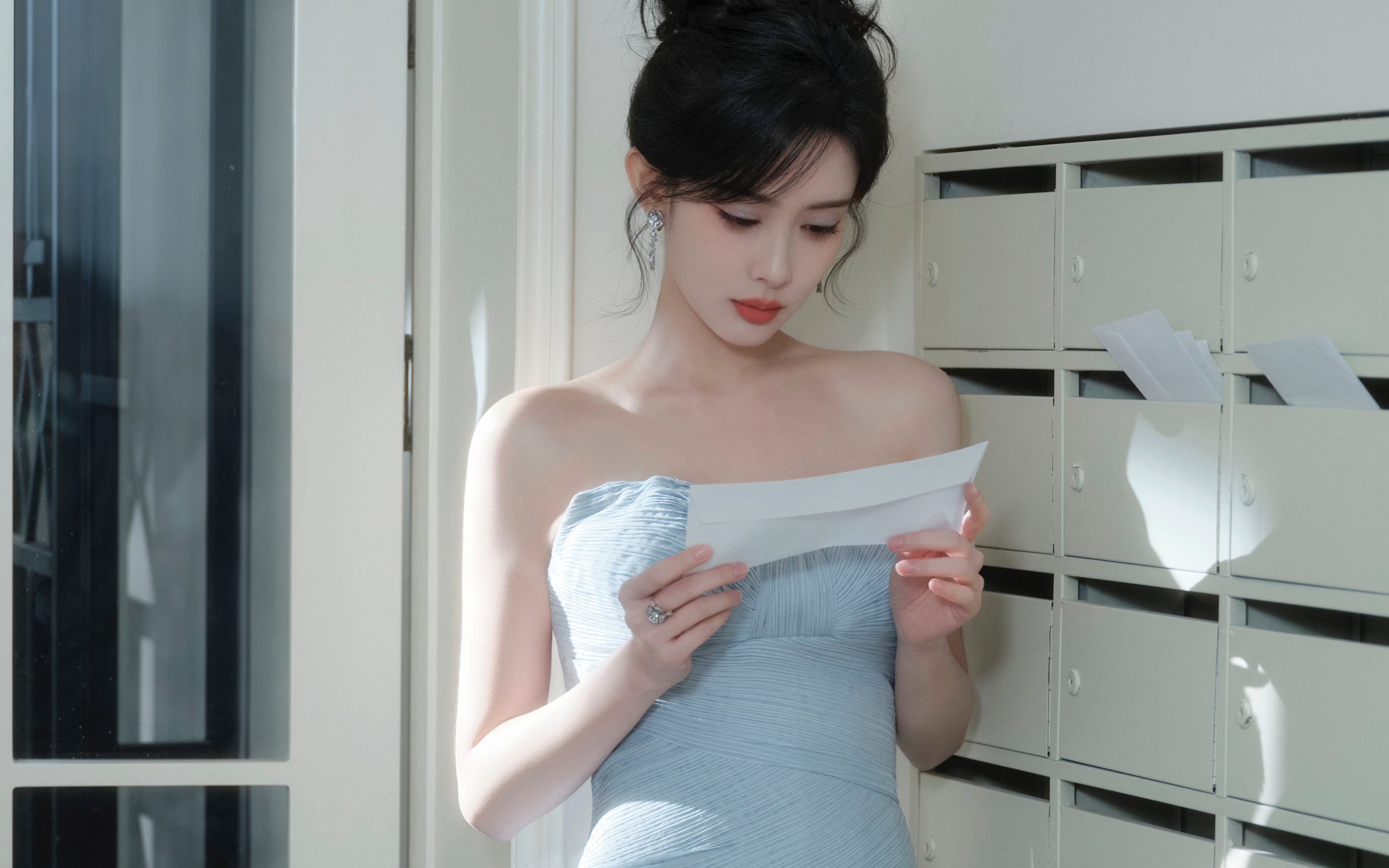孟子义蓝色抹胸长裙4K壁纸3840×2400 | 高雅唯美明星写真 - 阿里文案馆
