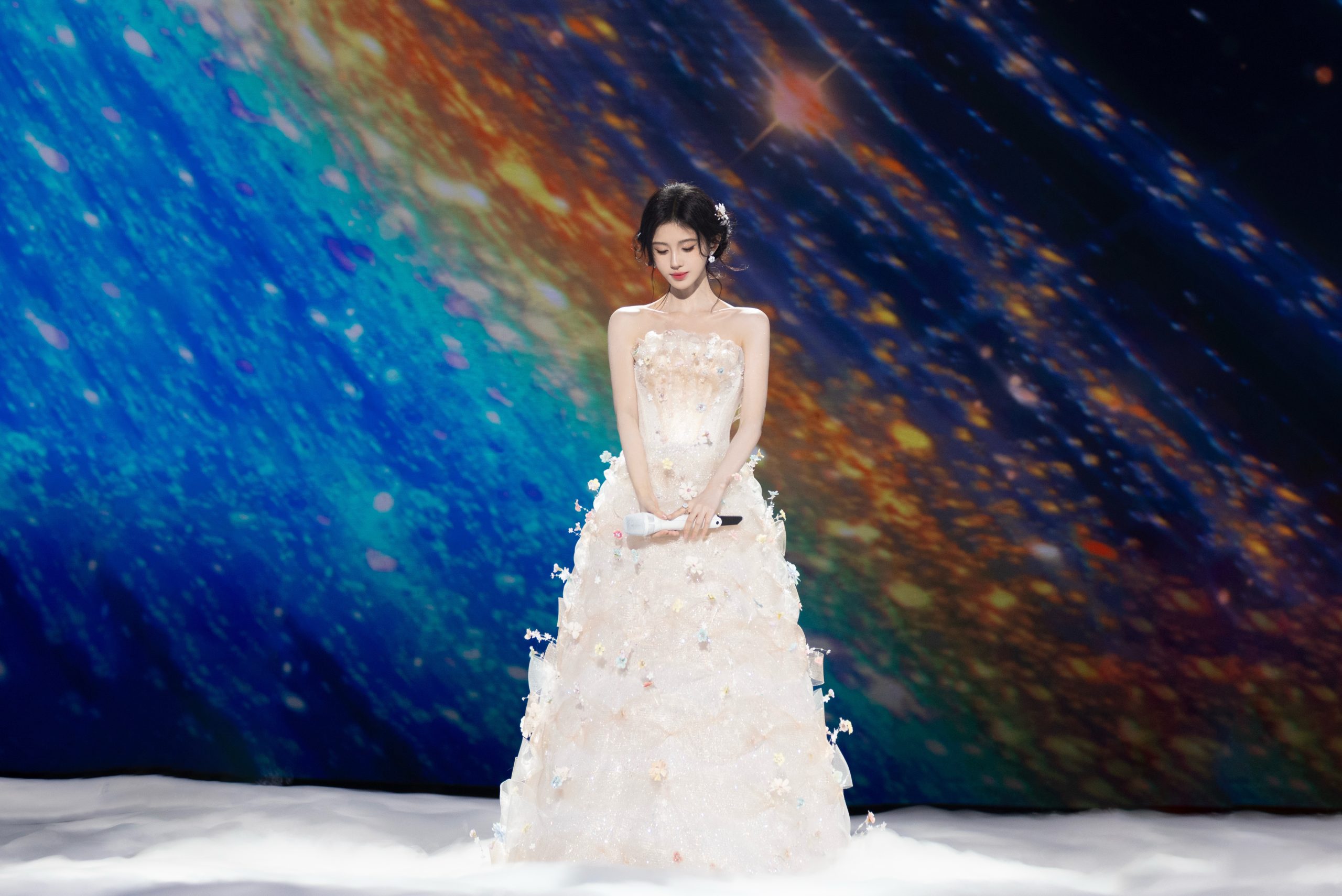 鞠婧祎长裙礼服梦幻5K壁纸 | 唯美高质感美女写真 - 阿里文案馆