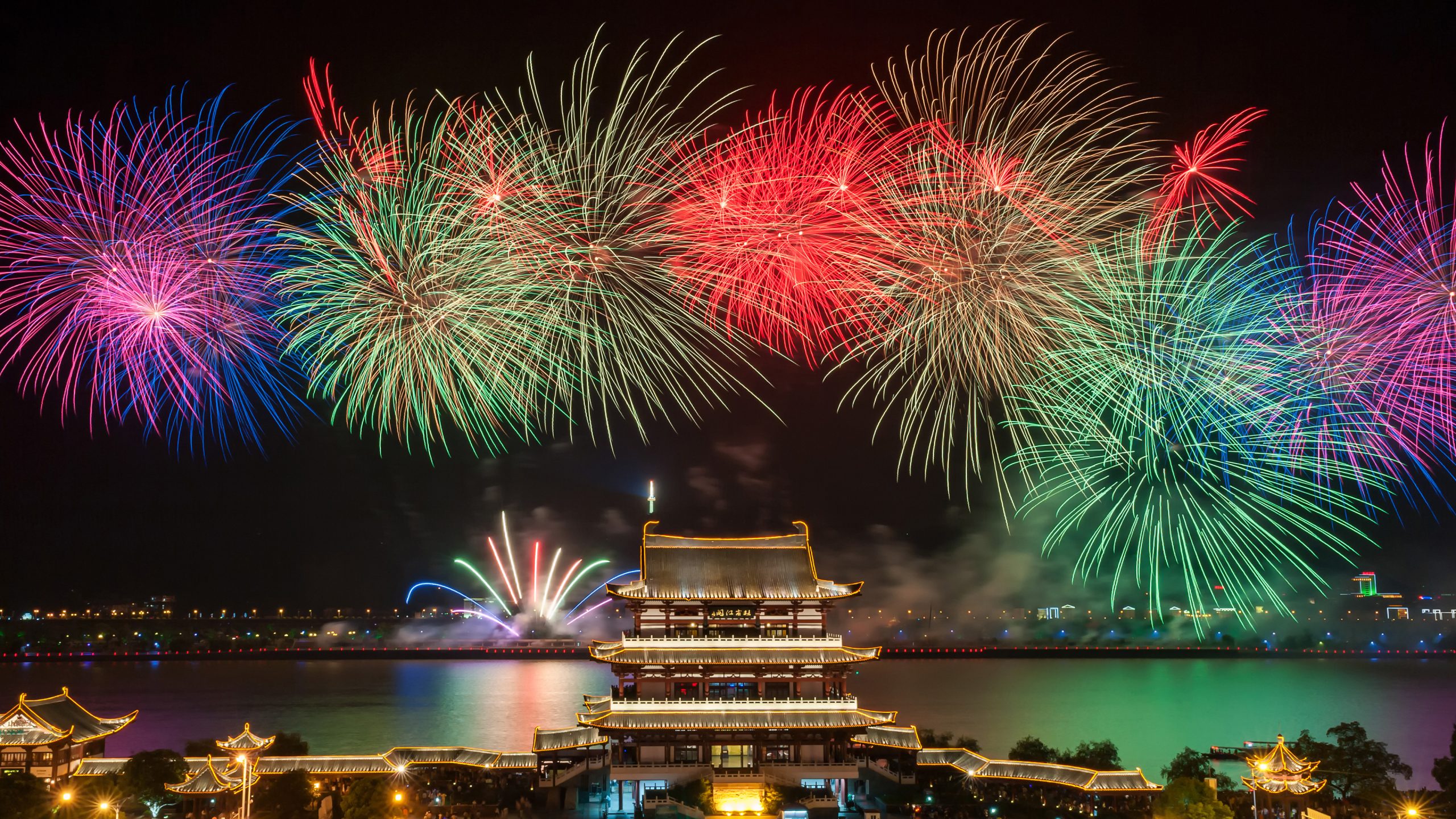 除夕夜烟花4K风景壁纸3840×2160 | 喜庆氛围与璀璨烟花 - 阿里文案馆